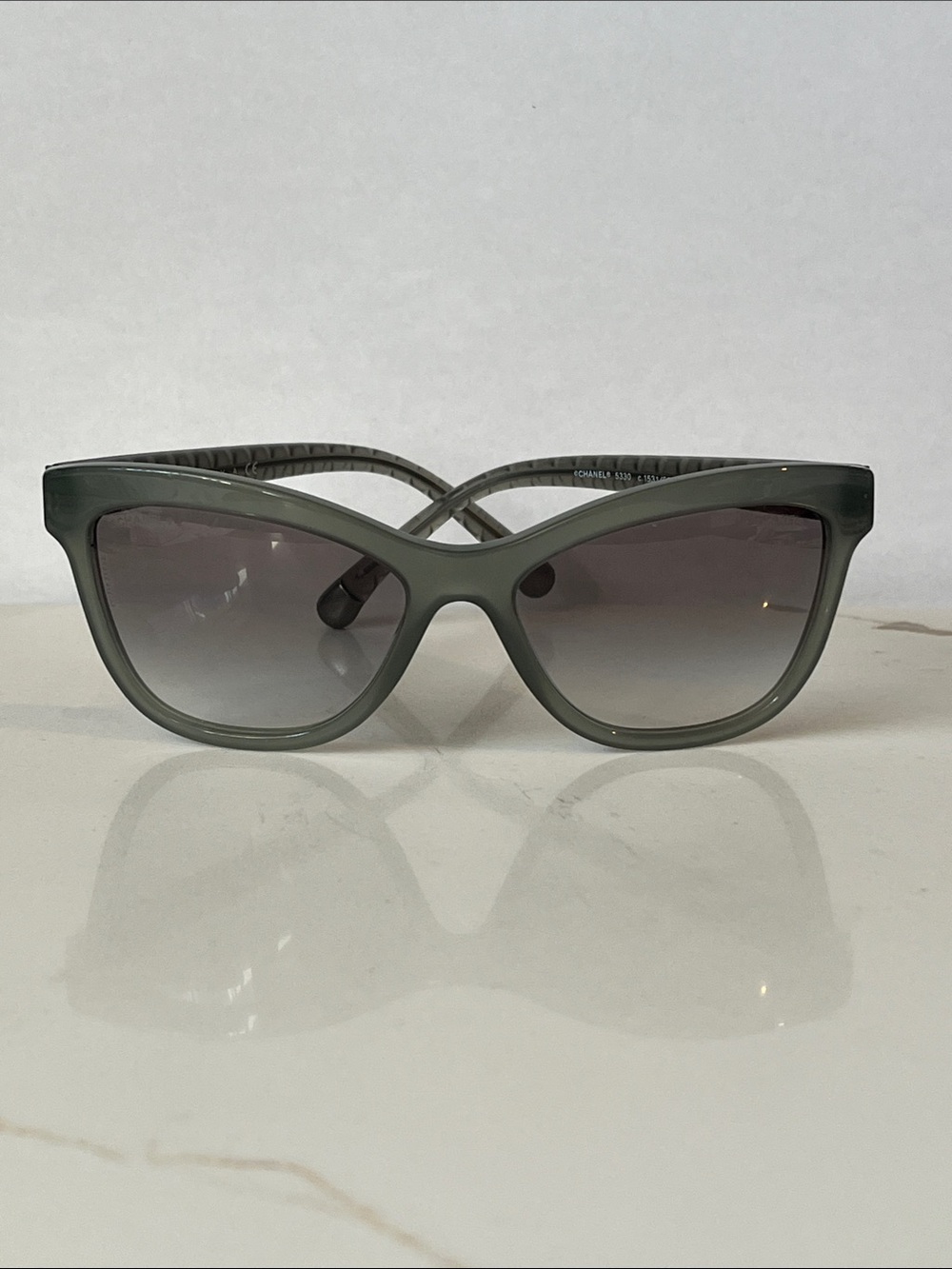 Authentic CHANEL green Sunglasses with Gradient Lenses and quilted temples 5330